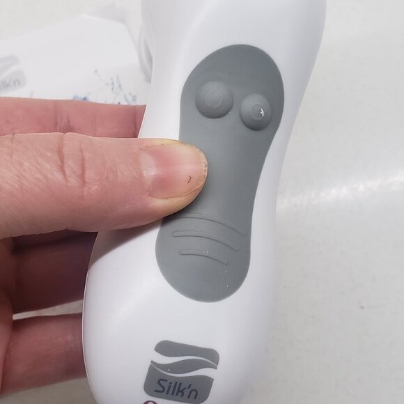 Facial Cleansing Power Brush by Silk'n - Picture 7 of 12